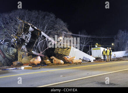 4. Januar 2011 - Douglasville, Georgia, US - A Nofolk-Southern Zug entgleiste um 01:00 am Dienstag in der Innenstadt, Douglasville, Ga. Entsprechend Douglas County PIO Wes Tallon traf der Zug Richtung Westen aus Atlanta, ein unbekanntes Problem verursacht ca. 11 Autos, entgleisen, con verschütten Stockfoto