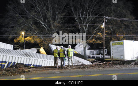 4. Januar 2011 - Douglasville, Georgia, US - A Nofolk-Southern Zug entgleiste um 01:00 am Dienstag in der Innenstadt, Douglasville, Ga. Entsprechend Douglas County PIO Wes Tallon traf der Zug Richtung Westen aus Atlanta, ein unbekanntes Problem verursacht ca. 11 Autos, entgleisen, con verschütten Stockfoto