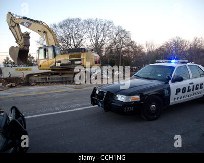 4. Januar 2011 - Douglasville, Georgia, USA - Clean-Up Arbeiten Mannschaften um Schienenfahrzeuge und Schutt in der Innenstadt von Douglasville, Georgia zu entfernen, nachdem ein Norfolk Southern Train hier um 01:00 am Dienstag, 4. Januar 2011 entgleist. Elf der 28 Waggons tragen Fracht hinterließen Spuren am frühen Morgen. Die Schiene Stockfoto