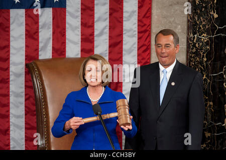 5. Januar 2011 - Washington, District Of Columbia, USA-Rep JOHN BOEHNER (R -OH) schaut zu, wie Speaker NANCY PELOSI (D -CA) der Hammer ihn als Sprecher des Repräsentantenhauses übergeben soll. (Bild Kredit: Pete Marovich/ZUMAPRESS.com ©) Stockfoto