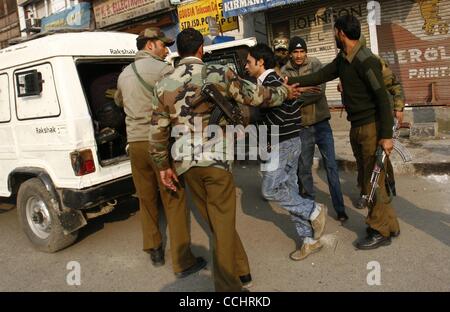 15. Dezember 2010 - Kaschmir, Srinagar, Indien - indische Polizei schlagen und verhaften Kashmiri schiitischen Trauernder während Muharram Prozession in Srinagar, der Sommerhauptstadt des indischen Teil Kaschmirs. Heute war eine Sperrstunde in fünf Bereichen der Polizei-Station von Srinagar Stadt, versuche, Muharram herausnehmen zu vereiteln Prozessionen fo Stockfoto