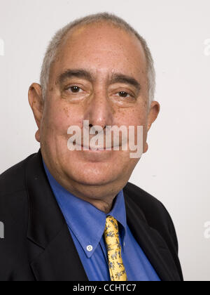 15. Dezember 2010 ist - Atlanta, GA, USA - Ben Stein, ein amerikanischer Schauspieler, Schriftsteller, Anwalt und Kommentare zu politischen und wirtschaftlichen Themen. Frühe Erfolge erlangte er als Redenschreiber für den amerikanischen Präsidenten Richard Nixon und Gerald Ford. Er betrat den Entertainment-Bereich und wurde Schauspieler, comedi Stockfoto