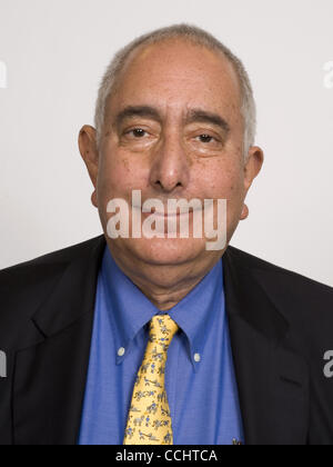 15. Dezember 2010 ist - Atlanta, GA, USA - Ben Stein, ein amerikanischer Schauspieler, Schriftsteller, Anwalt und Kommentare zu politischen und wirtschaftlichen Themen. Frühe Erfolge erlangte er als Redenschreiber für den amerikanischen Präsidenten Richard Nixon und Gerald Ford. Er betrat den Entertainment-Bereich und wurde Schauspieler, comedi Stockfoto