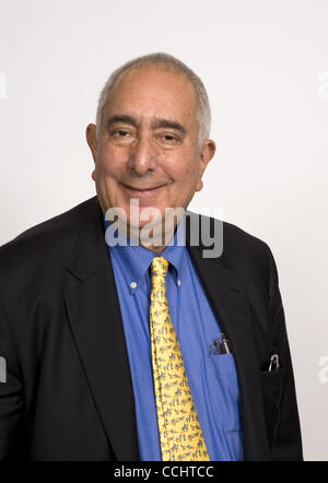 15. Dezember 2010 ist - Atlanta, GA, USA - Ben Stein, ein amerikanischer Schauspieler, Schriftsteller, Anwalt und Kommentare zu politischen und wirtschaftlichen Themen. Frühe Erfolge erlangte er als Redenschreiber für den amerikanischen Präsidenten Richard Nixon und Gerald Ford. Er betrat den Entertainment-Bereich und wurde Schauspieler, comedi Stockfoto