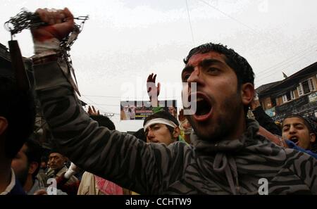 16. Dezember 2010 - Kaschmir, flagellates Srinagar, Indien - A Kashmiri schiitischer Muslim selbst mit einem Messer während einer Muharram-Prozession am Vorabend des Aschura-Festival in Srinagar, Sommer in der Hauptstadt des indischen Teil Kaschmirs. Das Pferd steht symbolisch für das Pferd des Imam Hussein. Ashura, der wichtigste Tag Stockfoto