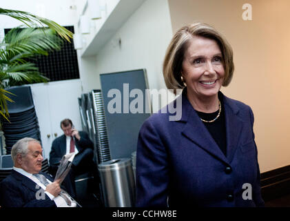 16. Dezember 2010 - Washington, District Of Columbia, USA - Sprecher des Repräsentantenhauses, NANCY PELOSI (D -CA), verlässt House demokratischen Caucus Meeting Donnerstag Vormittag auf dem Kapitol. (Bild Kredit: Pete Marovich/ZUMAPRESS.com ©) Stockfoto