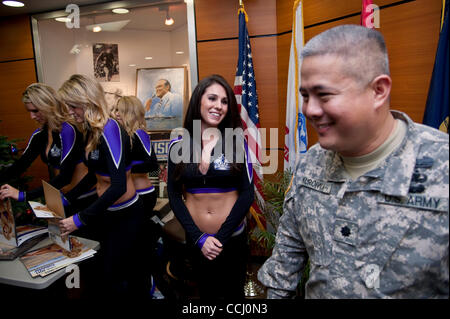 22. Dezember 2010 - Los Angeles, Kalifornien, USA - LA Kings Ice Crew-Mitglieder melden ihre Kalender 2011 für Truppen während einem Urlaub Feier bei der Bob Hope USO am Los Angeles International Airport. Stockfoto