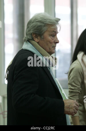 10. Dezember 2010.S.Petersburg,Russia. Französischer Schauspieler Alain Delon besucht Kinderkrankenhaus in St.Petersburg.Pictured: Alain Delon kommt ins Krankenhaus. Seinem Besuch im Krankenhaus ist ein Teil des Programms Hilfsaktion für die Unterstützung der Kinder Onkologie und Ophthalmologie Zentren in Russland. Stockfoto