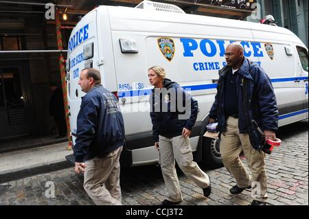 11. Dezember 2010 - New York, New York, USA - NYPD, New Yopr Police Department, kommt Verbrechen-Szene Maßeinheit in der Wohnung, wo Mark Madoff, angeblich erhängte sich am zweiten Jahrestag des Tages, die sein Vater verhaftet wurde für den Betrieb ein Ponzi-Schema. (Bild Kredit: Bryan Smith/ZUMAPRESS.com ©) Stockfoto