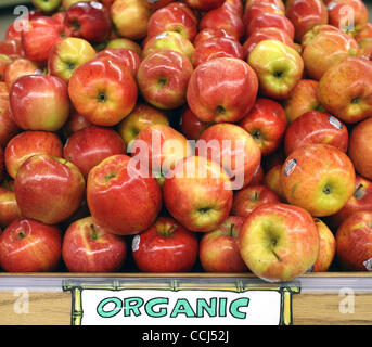 12. Dezember 2010 - Crystal Cove, Kalifornien, US - Bio Fuji Äpfel zu produzieren bei Trader Joe's. Wal-Mart ist der größte Abnehmer von Bio-Lebensmitteln in den USA übertraf damit wahrscheinlichere Verdächtigen, Whole Foods und Trader Joes. Und die Einzelhandel-Riese hat sie wieder durch Erlass einer unternehmensweiten Spende Pol upped Stockfoto