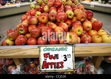 12. Dezember 2010 - Crystal Cove, Kalifornien, US - Bio Fuji Äpfel zu produzieren bei Trader Joe's. Wal-Mart ist der größte Abnehmer von Bio-Lebensmitteln in den USA übertraf damit wahrscheinlichere Verdächtigen, Whole Foods und Trader Joes. Und die Einzelhandel-Riese hat sie wieder durch Erlass einer unternehmensweiten Spende Pol upped Stockfoto
