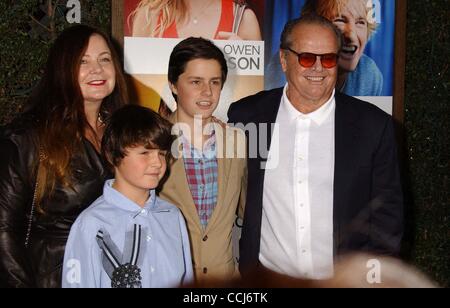 13. Dezember 2010 - Hollywood, Kalifornien, USA - JENNIFER NICHOLSON & Söhne SEAN & Herzog & JACK NICHOLSON. " Woher weißt du '' Los Angeles Premiere. Regency Village Theatre.Westwood, CA 13.12.2010. 2010.I15038PR (Kredit-Bild: © Phil Roach/Globe Photos/ZUMAPRESS.com) Stockfoto