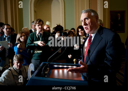 14. Dezember 2010 spricht die Medien im Capitol - Washington, District Of Columbia, US - Senator JON KYL (R -AZ) am Dienstag. (Bild Kredit: Pete Marovich/ZUMAPRESS.com ©) Stockfoto