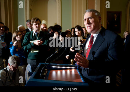 14. Dezember 2010 spricht die Medien im Capitol - Washington, District Of Columbia, US - Senator JON KYLE (R -AZ) am Dienstag. (Bild Kredit: Pete Marovich/ZUMAPRESS.com ©) Stockfoto