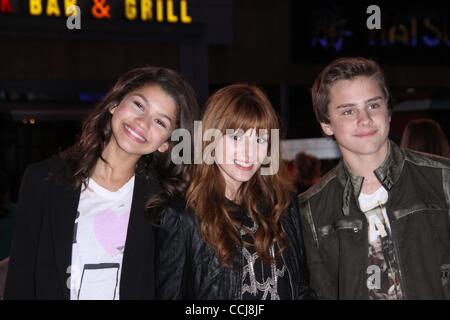 15. Dezember 2010 - Los Angeles, Kalifornien, USA - Bella Thorne; Zendaya Coleman.Celebrity Premiere von Disney On Ice '' lasst uns feiern '' bei L.A. Live, Los Angeles 15.12.2010 2010.K66432TL statt (Credit-Bild: © TLeopold/Globe Photos/ZUMAPRESS.com) Stockfoto