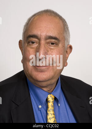 15. Dezember 2010 ist - Atlanta, GA, USA - Ben Stein, ein amerikanischer Schauspieler, Schriftsteller, Anwalt und Kommentare zu politischen und wirtschaftlichen Themen. Frühe Erfolge erlangte er als Redenschreiber für den amerikanischen Präsidenten Richard Nixon und Gerald Ford. Er betrat den Entertainment-Bereich und wurde Schauspieler, comedi Stockfoto