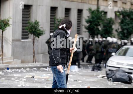 15. Dezember 2010 - Athen, Griechenland - Demonstranten Zusammenstoß mit der Polizei werfen Molotowcocktails und Stein gegen sie. Generalstreik in Griechenland als Gewerkschaften Protest neue Arbeit Reformen unter anhaltenden Sparmaßnahmen. (Bild Kredit: Aristidis Vafeiadakis/ZUMAPRESS.com ©) Stockfoto