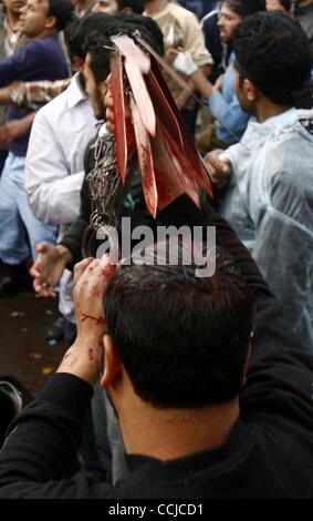 16. Dezember 2010 - Kaschmir, flagellates Srinagar, Indien - A Kashmiri schiitischer Muslim selbst mit einem Messer während einer Muharram-Prozession am Vorabend des Aschura-Festival in Srinagar, Sommer in der Hauptstadt des indischen Teil Kaschmirs. Das Pferd steht symbolisch für das Pferd des Imam Hussein. Ashura, der wichtigste Tag Stockfoto