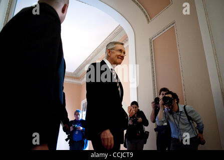 16. Dezember 2010 verteidigte - Washington, District Of Columbia, USA - Senate Majority Leader HARRY REID (D -NV) Ohrmarken am Donnerstag bei einer Pressekonferenz auf dem Capitol Hill. (Bild Kredit: Pete Marovich/ZUMAPRESS.com ©) Stockfoto