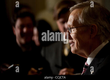 16. Dezember 2010 verteidigte - Washington, District Of Columbia, USA - Senate Majority Leader HARRY REID (D -NV) Ohrmarken am Donnerstag bei einer Pressekonferenz auf dem Capitol Hill. (Bild Kredit: Pete Marovich/ZUMAPRESS.com ©) Stockfoto