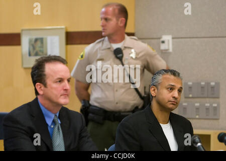 16. Dezember 2010 - Vista, Kalifornien, USA - Hollywood-Schauspieler Shelley Malil (rechts) mit seinem Anwalt Matt Roberts bei Vista Superior Court anwesend war, wo er zu lebenslanger Haft wegen versuchten Mordes verurteilt wurde, nachdem er seine Ex-Freundin erstochen, mal Kendra Beebe 23 in ihrem San Marcos, Kalifornien Stockfoto