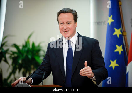 17. Dezember 2010 - BXL, Brüssel, Belgien - Großbritanniens Premierminister David Cameron spricht während einer letzten Medienkonferenz in einem EU-Gipfel in Brüssel, Belgien am 2010-12-17 Staats-und Regierungschefs der Europäischen Union sind die Änderung des Vertrags, der den Block um Platz für eine große neue Rescue-System für Länder zugrunde liegt Stockfoto