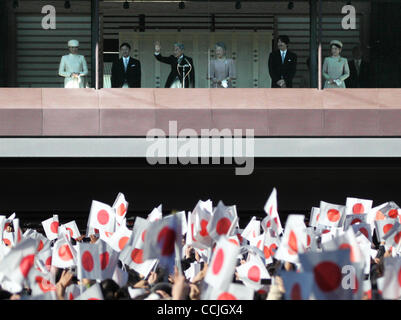 23. Dezember 2010 - Tokyo, Japan - (L-R) Kronprinzessin Masako, Kronprinz Naruhito, japanische Kaiser Akihito, Kaiserin Michiko, Prinz Akishino und Prinzessin Kiko begrüßen die Gratulanten in der Hofburg am 23. Dezember 2010 in Tokio, Japan. Der Kaiser feiert heute seinen 77. Geburtstag. (Credit Stockfoto