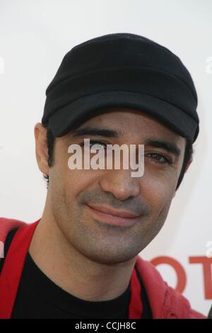 24. Dezember 2010 statt - Los Angeles, Kalifornien, USA - GILLES MARINI bei der Los Angeles Mission Heiligabend Mahlzeit an der Mission Los Angeles. (Kredit-Bild: © Jeff Frank/ZUMAPRESS.com) Stockfoto