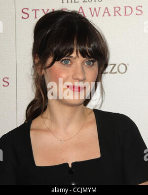 12. Dezember 2010 kommt - West Hollywood, Kalifornien, USA - ZOOEY DESCHANEL für die Hollywood Style Awards 2010 im Hammer Museum. (Kredit-Bild: © Lisa O'Connor/ZUMAPRESS.com) Stockfoto