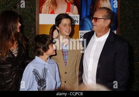 13. Dezember 2010 - Hollywood, Kalifornien, USA - JENNIFER NICHOLSON & Söhne SEAN & Herzog & JACK NICHOLSON. " Woher weißt du '' Los Angeles Premiere. Regency Village Theatre.Westwood, CA 13.12.2010. 2010.I15038PR (Kredit-Bild: © Phil Roach/Globe Photos/ZUMAPRESS.com) Stockfoto