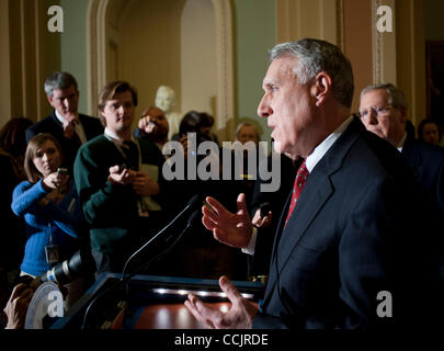 14. Dezember 2010 spricht die Medien im Capitol - Washington, District Of Columbia, US - Senator JON KYL (R -AZ) am Dienstag. (Bild Kredit: Pete Marovich/ZUMAPRESS.com ©) Stockfoto