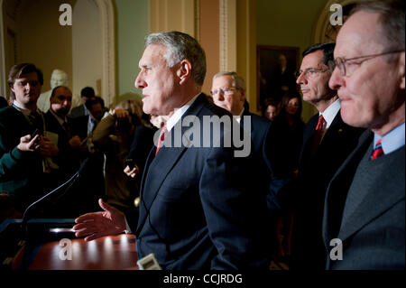 14. Dezember 2010 spricht die Medien im Capitol - Washington, District Of Columbia, US - Senator JON KYL (R -AZ) am Dienstag. (Bild Kredit: Pete Marovich/ZUMAPRESS.com ©) Stockfoto