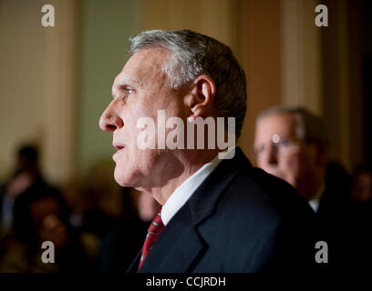 14. Dezember 2010 spricht die Medien im Capitol - Washington, District Of Columbia, US - Senator JON KYL (R -AZ) am Dienstag. (Bild Kredit: Pete Marovich/ZUMAPRESS.com ©) Stockfoto