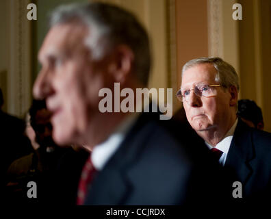 14. Dezember 2010 hört - Washington, District Of Columbia, USA - Senat Minderheitenführer MITCH MCCONNELL (R -KY) Senator Jon Kyl (R -AZ) spricht zu den Medien im Capitol am Dienstag. (Bild Kredit: Pete Marovich/ZUMAPRESS.com ©) Stockfoto