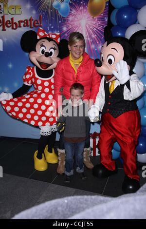 15. Dezember 2010 - Los Angeles, Kalifornien, USA - Alison Sweeney.Celebrity Premiere von Disney On Ice '' lasst uns feiern '' bei L.A. Live, Los Angeles 15.12.2010 2010.K66432TL statt (Credit-Bild: © TLeopold/Globe Photos/ZUMAPRESS.com) Stockfoto