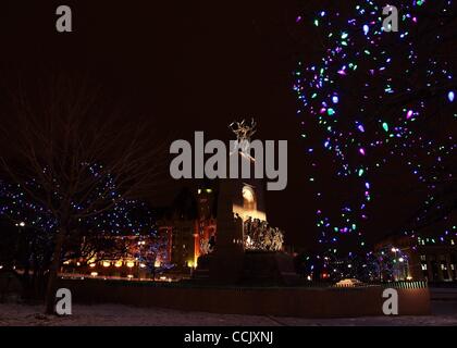 6. Dezember 2010 - Ottawa, Ontario, Kanada - Bäume, Gebäude und Denkmäler mit Lichtern in der Hauptstadt während der jährlichen Feier des Christmas Lights in ganz Kanada geschmückt. Die winterliche Landschaft leuchtet mit mehr als 300.000 mehrfarbigen Lichter während der Ferienzeit.  (Kredit-Bild: © Kamal Sellehudd Stockfoto