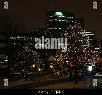 6. Dezember 2010 - Ottawa, Ontario, Kanada - Bäume, Gebäude und Denkmäler mit Lichtern in der Hauptstadt während der jährlichen Feier des Christmas Lights in ganz Kanada geschmückt. Die winterliche Landschaft leuchtet mit mehr als 300.000 mehrfarbigen Lichter während der Ferienzeit.  (Kredit-Bild: © Kamal Sellehudd Stockfoto