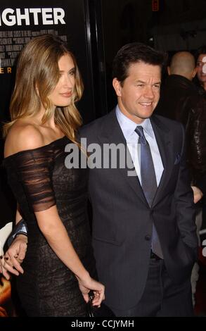 6. Dezember 2010 - Hollywood, Kalifornien, USA - MARK WAHLBERG & Frau. " Der Kämpfer '' Los Angeles Premiere - rote Carpet.Grauman Chinese Theater, Hollywood, CA 06.12.2010. 2010.I15033PR. (Kredit-Bild: © Phil Roach/Globe Photos/ZUMAPRESS.com) Stockfoto