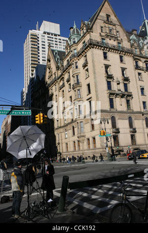 Das Dakota-Gebäude an der West 72nd. St. und Central Park West in Manhattan. Menschen versammelten sich um die Strawberry Fields in der Lennons 30. Jahrestag seines Todes im Central Park, Manhattan.People versammeln sich um den Strawberry Fields in der Lennons 30. Jahrestag seines Todes im Centra Stockfoto