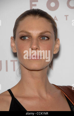 8. Dezember 2010 - Hollywood, Kalifornien, USA - Angela Lindvall während der Premiere des neuen Films von Focus Features irgendwo, statt im Arclight Kinos Hollywood, am 7. Dezember 2010, in Los Angeles... 2010.K66374MGE (Kredit-Bild: © Michael Germana/Globe Photos/ZUMAPRESS.com) Stockfoto