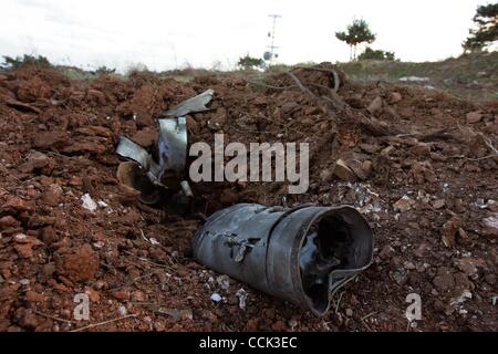 28. November 2010 Fragmente - Yeonpyeong Island, Südkorea - Rakete aus Nordkoreas Militär auf einem Friedhof nach einem Artillerie-Meinungsaustausch zwischen Nord- und Südkorea. Dutzende von Artillerie-Granaten abgefeuert durch Nordkorea schlug die Insel am 23. November die vier Tote und weitere Verletzungen ein Stockfoto