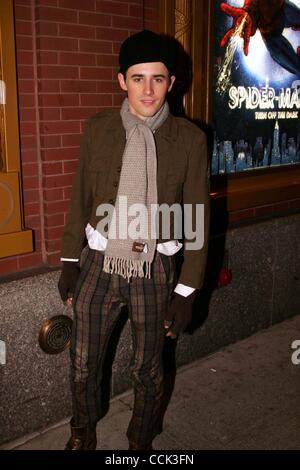 28. November 2010 beendet - New York, New York, USA - REEVE CARNEY Foxwood Theater nach seinem Duell Auftritt als Peter Parker/Spiderman in der Vorschau-Uraufführung von "Spiderman-Turn Off The Dark'' Fotos Inc.2010 Entfernungsmesser - 11-28-2010.K66312RM. (Kredit-Bild: © Rick Mackler/Globe Fotos / Stockfoto