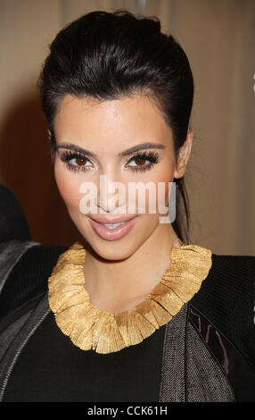 30. November 2010 - New York, New York, US - Reality-star KIM KARDASHIAN fördert ihr neues Buch "Kardashian Konfidential" bei Barnes &amp; Noble 5th Avenue statt. (Bild Kredit: Nancy Kaszerman/ZUMAPRESS.com ©) Stockfoto