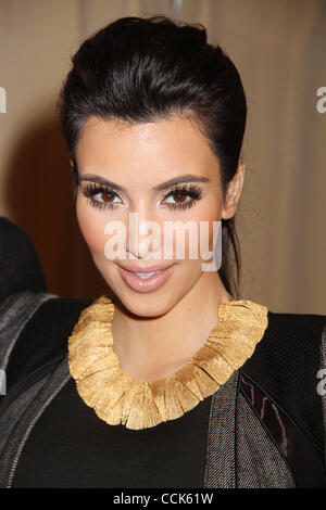 30. November 2010 - New York, New York, US - Reality-star KIM KARDASHIAN fördert ihr neues Buch "Kardashian Konfidential" bei Barnes &amp; Noble 5th Avenue statt. (Bild Kredit: Nancy Kaszerman/ZUMAPRESS.com ©) Stockfoto