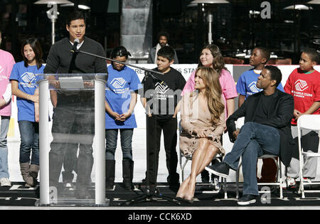 1. Dezember 2010 - Hollywood, Kalifornien, USA - MARIO LOPEZ, JENNIFER LOPEZ, DENZEL WASHINGTON. Denzel Washington kündigt an, dass Jennifer Lopez ihm als nationaler Sprecher für jungen & Girls Club of America.Nokia Plaza, Los Angeles, CA anzuschließen. 30. November 2010. K66975RHARV. (Kredit-Bild: © Roger Harvey/Gl Stockfoto