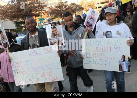 21. November 2010 - White Plains, New York, USA - Familie und Freunde von erschlagenen Pace University Student Danroy Henry besuchen die Rallye für Justiz an die Westchester Co. Distict Staatsanwaltschaft.  (Bild Kredit: Mariela Lombard/ZUMApress.com ©) Stockfoto