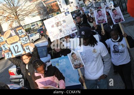 21. November 2010 - White Plains, New York, USA - Familie und Freunde von erschlagenen Pace University Student Danroy Henry besuchen die Rallye für Justiz an die Westchester Co. Distict Staatsanwaltschaft.  (Bild Kredit: Mariela Lombard/ZUMApress.com ©) Stockfoto