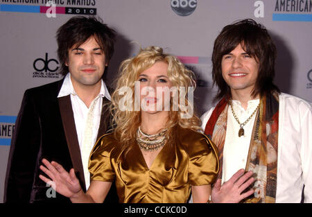 21. November 2010 - Hollywood, Kalifornien, USA - '' die BAND PERRY'' besucht den AMERICAN MUSIC AWARDS im NOKIA THEATER IN LOS ANGELES, CA am... 21. November 2010... 2010 American Music Awards Red Carpet Ankünfte Held im Nokia Theatre In Los Angeles, Kalifornien am 21. November 2010. 2010.I15018PR (Cre Stockfoto