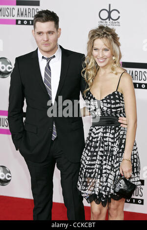 22. November 2010 - Hollywood, Kalifornien, USA - MICHAEL BUBLE und Verlobte LUISANA LORELEY LOPILATO DE LA TORRE. Die 2010 American Music Awards Red Carpet Ankünfte Held im Nokia Theatre In Los Angeles, Kalifornien am 21. November 2010. K66964RHARV. (Kredit-Bild: © Roger Harvey/Globe Photos/ZUMAPRESS.com) Stockfoto