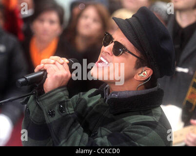 22. November 2010 - New York, New York, US - Sänger BRUNO MARS führt auf die "Today" show am Rockefeller Plaza statt. (Bild Kredit: Nancy Kaszerman/ZUMAPRESS.com ©) Stockfoto